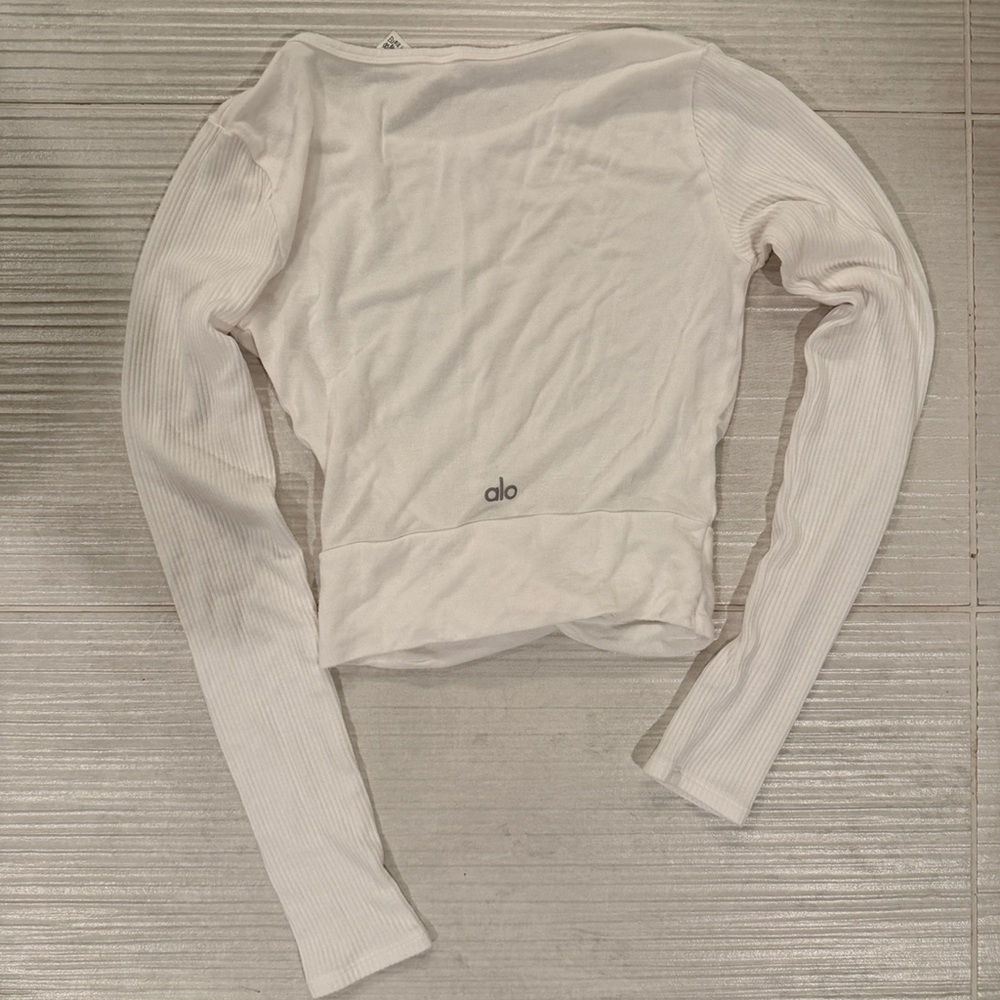ALO Yoga Women's Cream Long Sleeve Top